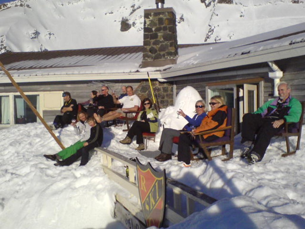 Members enjoying après-ski drinks on the lodge deck